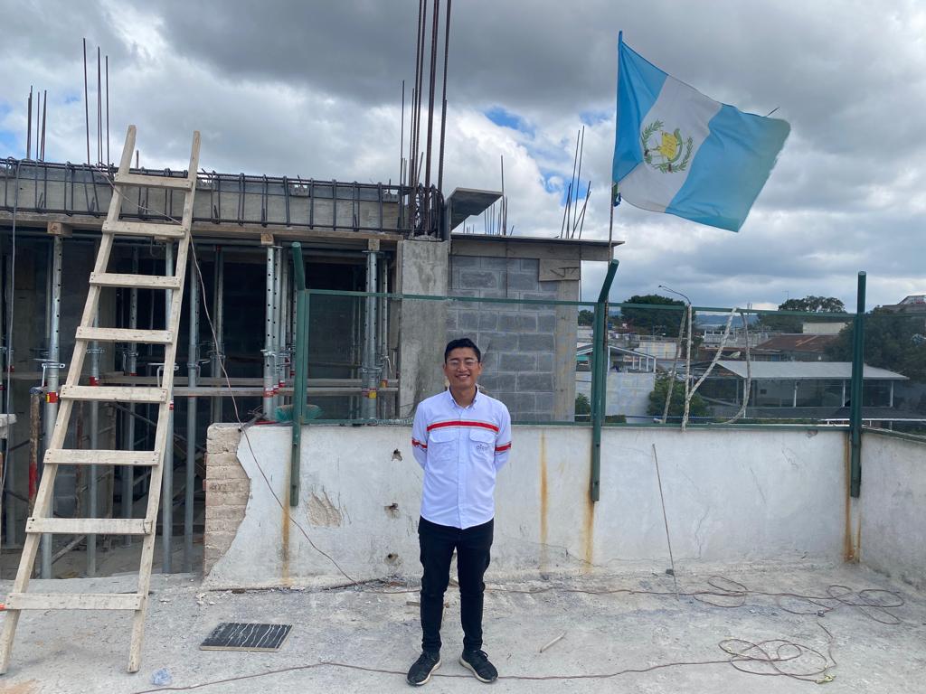 Humberto in the construction of the 6 classrooms